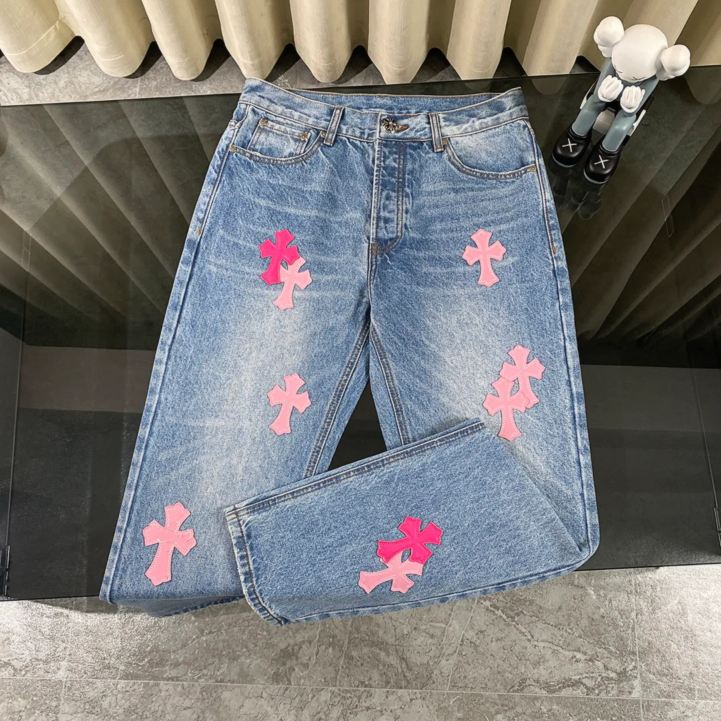 P220 chrome hearts pink cross patch leather jeans vi Top heavy industry fashionable design] Consistent high street luxury style creation. Speaking of this style, the Zangyin family and GU family are definitely the leading representative brands. Especially the Zangyin family has really achieved a state-of-the-art effect in creating high street style. The unique washed material is used to create this style. The color system is quite eye-catching. After it is decorated with patchwork cross flowers, it cleverly highlights the charm of the brand. Secondly, this style uses classic The classic high-waist cutting design highlights the long legs and fashionable temperament of the upper body. The brand is highly recognizable and the slim fit configuration is more suitable for daily wear. It is a product that interprets personality, fashion, and specifications at a glance. This single product is enough to make any fan excited. It can be a white T-shirt for youthful preppy style, or a tight suspender for lady style. It has strong matching ability and can be easily controlled by men.  [Materials and craftsmanship] Needless to say, this point goes without saying. As an excellent craftsman brand, Zangyin’s requirements for details and craftsmanship are really perfect. The washed color of this model has gone through so many processes, not to mention the embellishment of denim appliques. It is also purely hand-made and sewn. Just like what they believe in, only hand-made things have soul and have the meaning of wear. A top-notch heavy-duty fashionable denim item, I look forward to your perfect interpretation! !  Size:28-36
